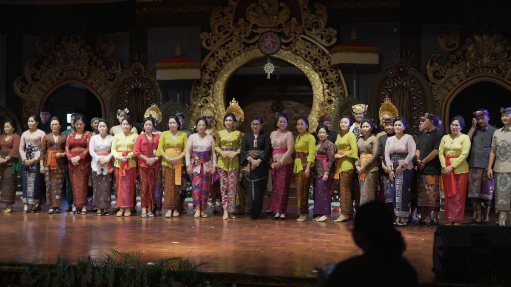 Nyonya Seniasih Giri Prasta Hadiri Wimbakara Desain dan Peragaan Busana PKB Tahun 2022, Dorong Generasi Muda Badung Kembangkan Bakat di Bidang Fashion